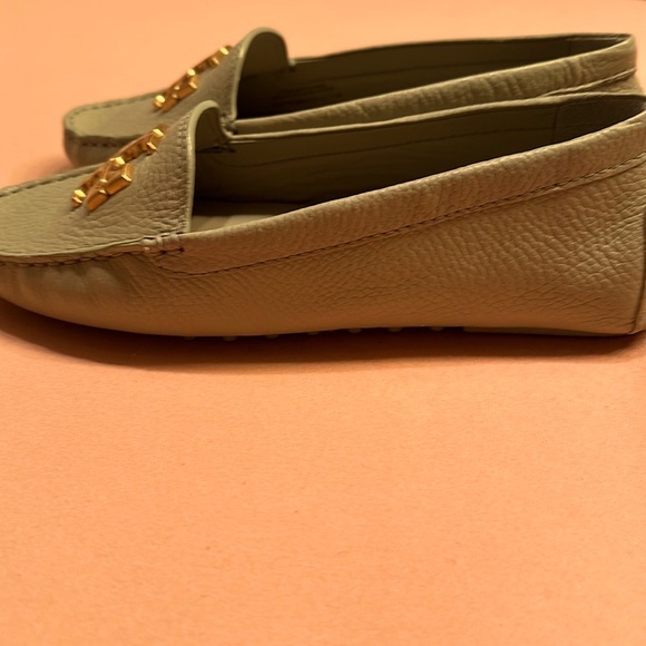 New Tory Burch Everly Pebble Leather Gold Logo Driver Loafer Shoes. Size 7.5 - Picture 6 of 7
